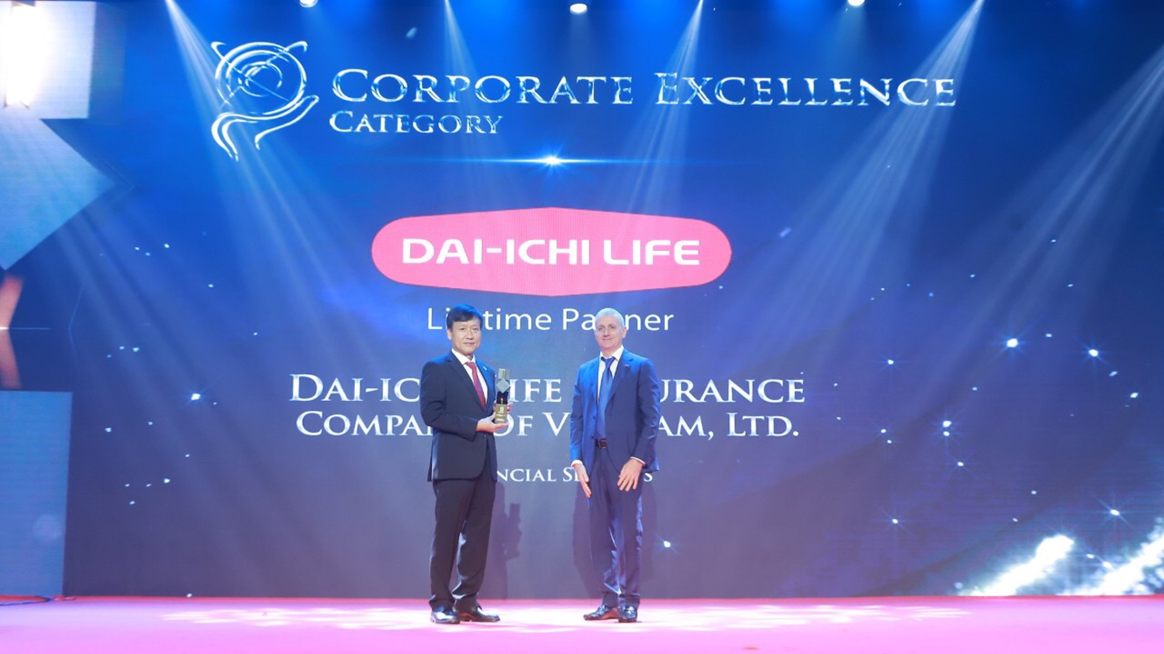  Ông Trần Đình Quân - Chủ tịch kiêm Tổng Giám đốc Dai-ichi Life Việt Nam (trái) nhận giải "Doanh nghiệp xuất sắc Châu Á" ("Corporate Excellence") ngày 25/02/2022